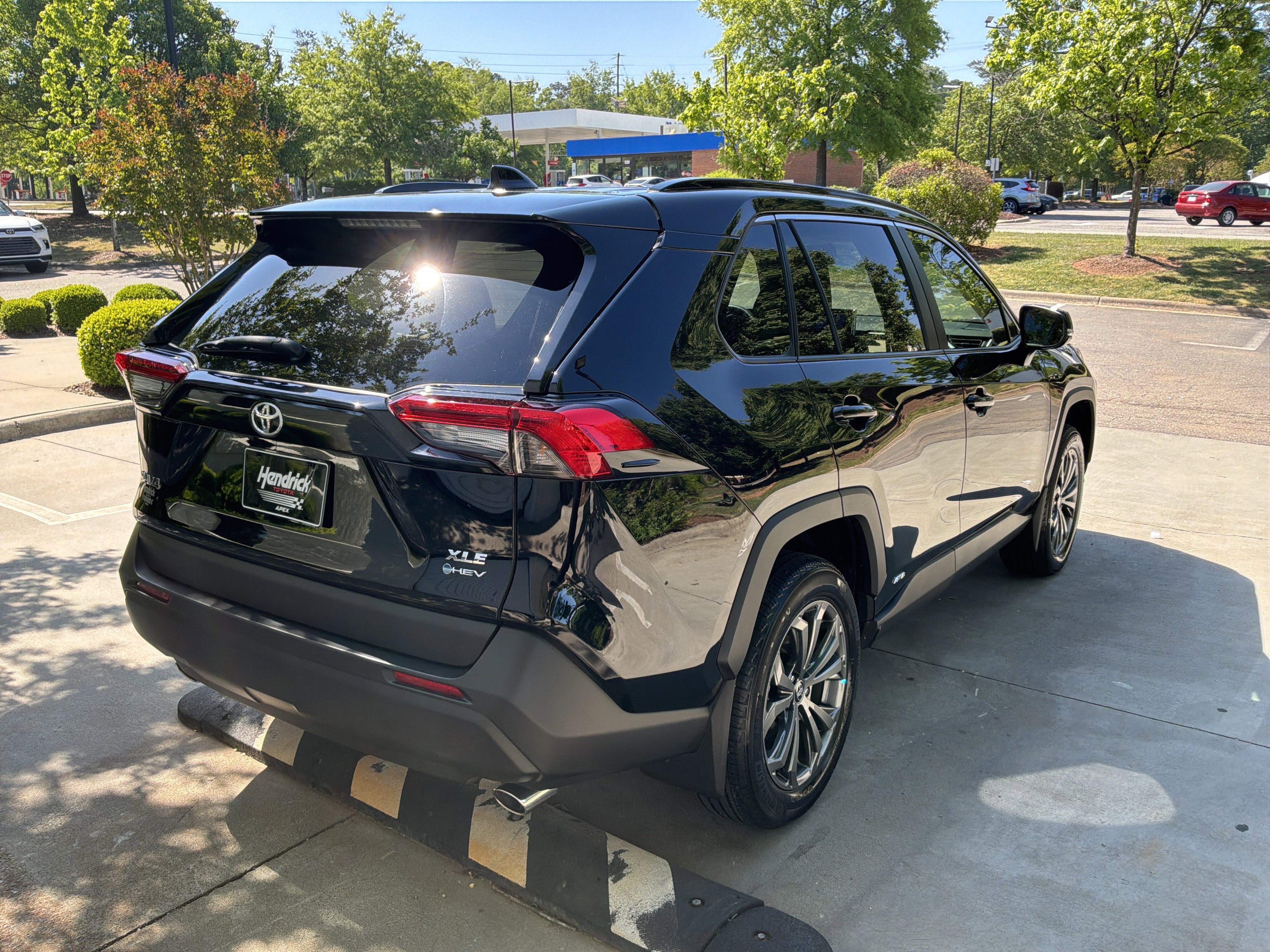 Used 2025 Toyota RAV4 XLE Premium AWD/4WD image 10