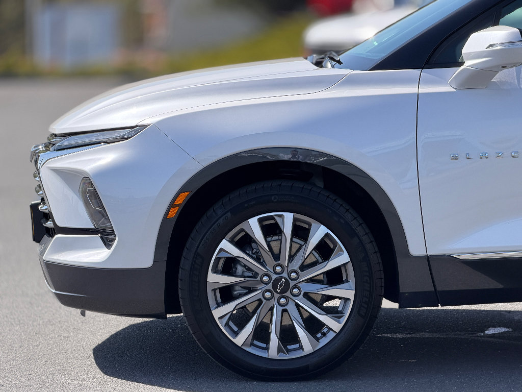 Used 2025 Chevrolet Blazer Premier w/ Driver Confidence II Package AWD/4WD image 18