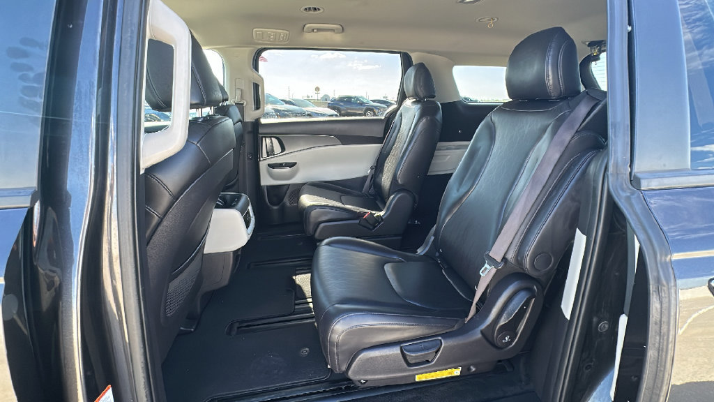 Used 2024 Kia Carnival LX FWD image 31