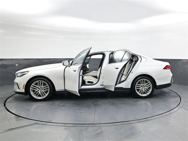Used 2024 BMW 530i w/ Convenience Package image 32