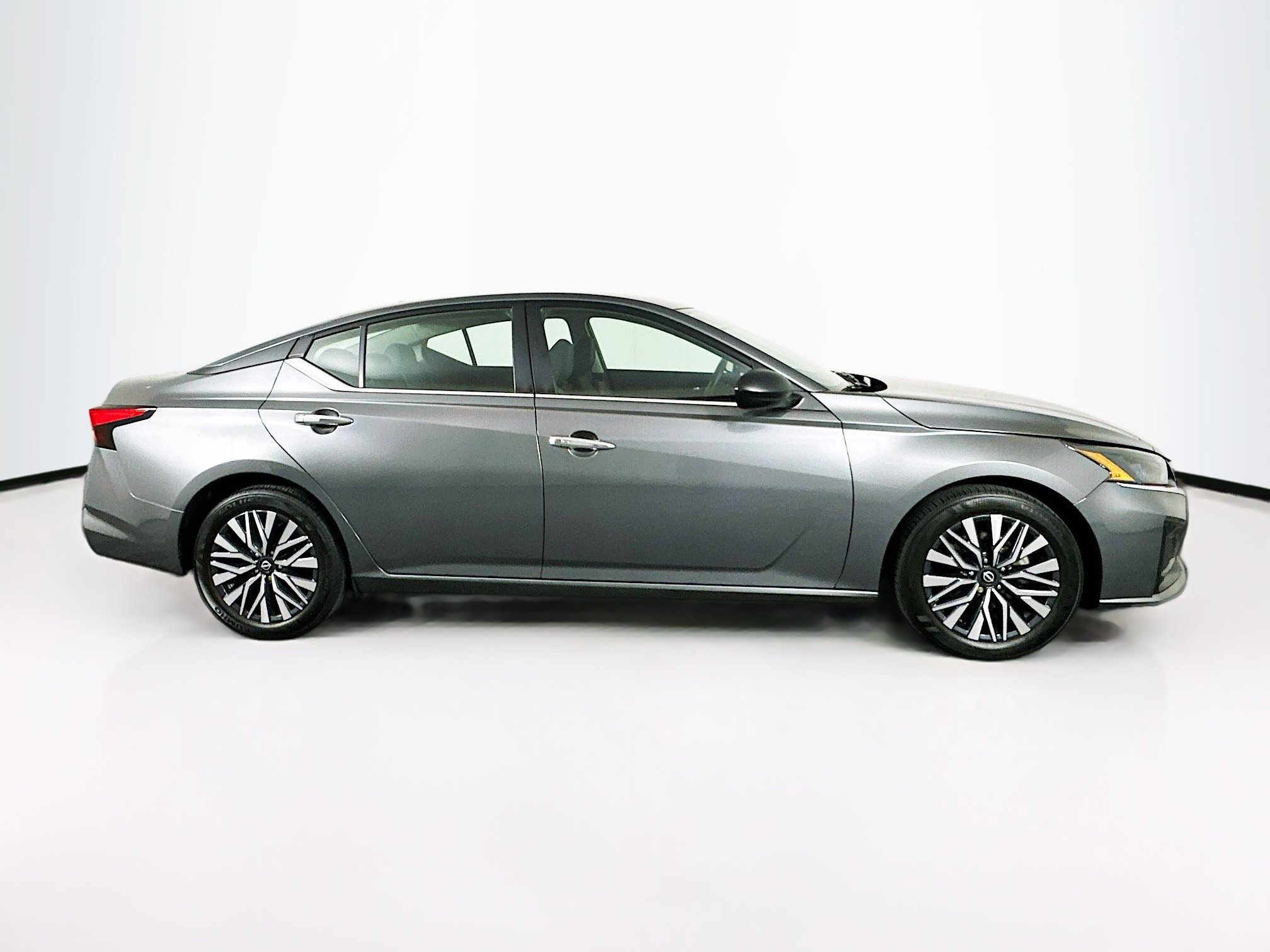 Used 2024 Nissan Altima 2.5 SV FWD image 10
