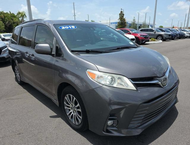 Used 2019 Toyota Sienna XLE FWD image 2