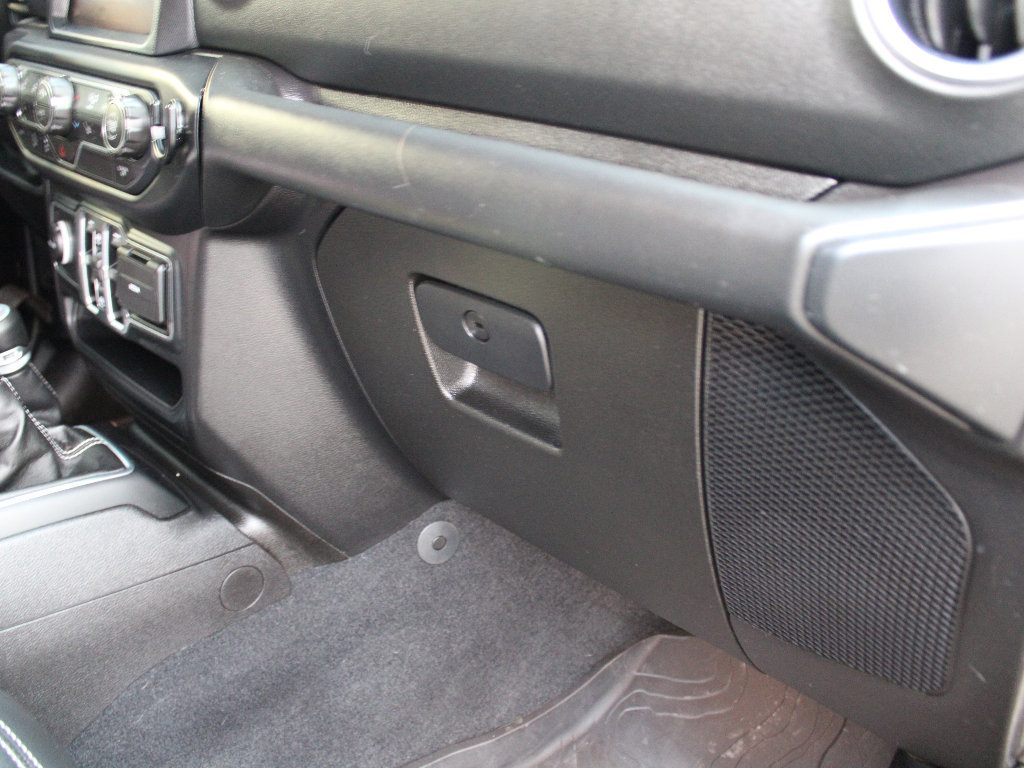 Used 2018 Jeep Wrangler Unlimited Sahara image 12