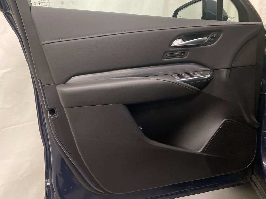 Used 2025 Cadillac XT4 Premium Luxury image 10
