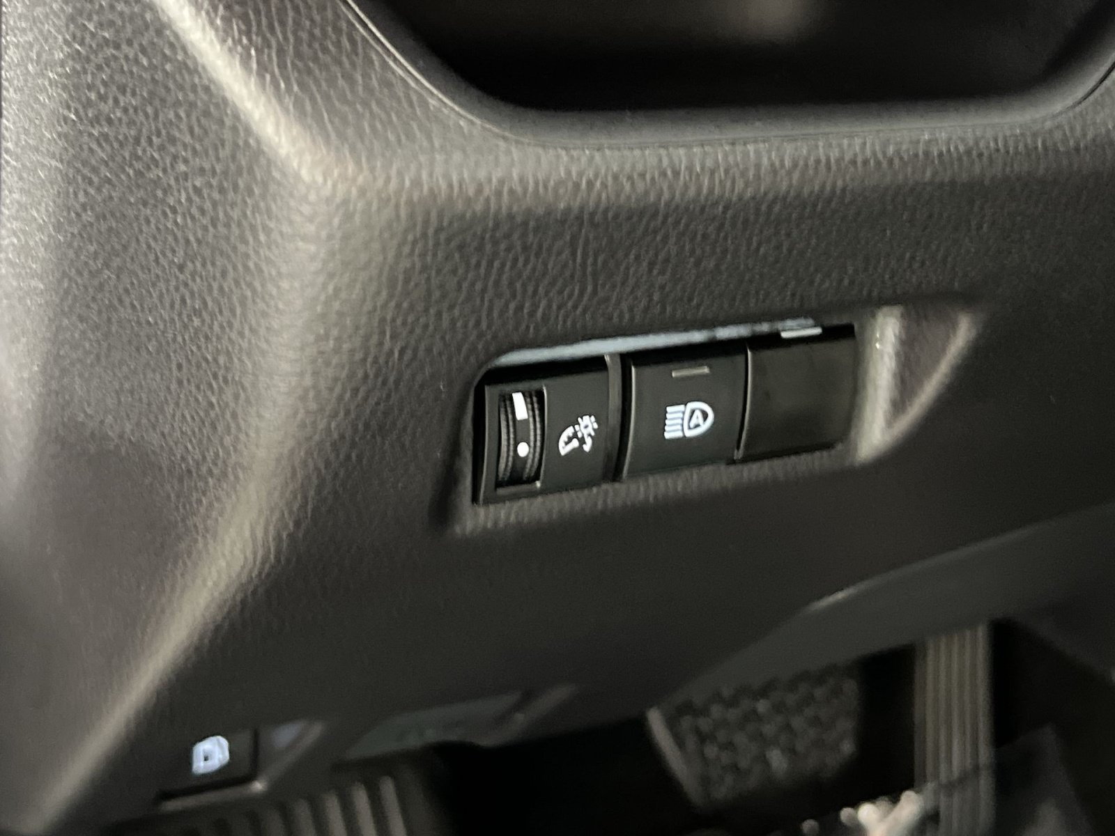 Used 2025 Toyota RAV4 XLE AWD/4WD image 31