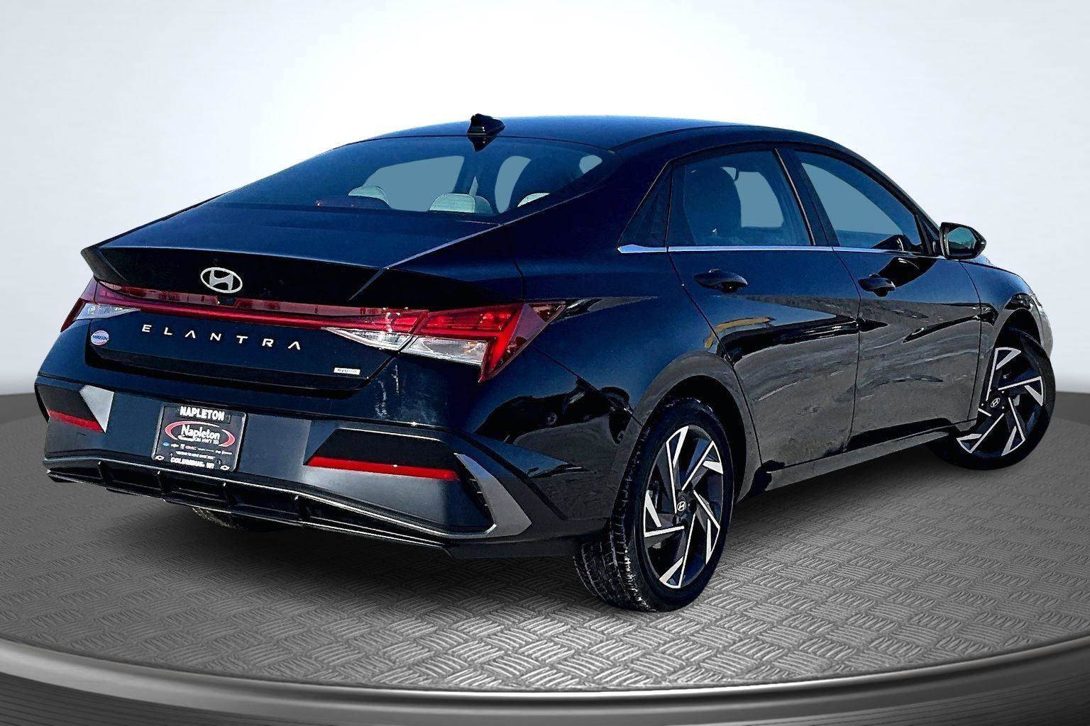 Used 2025 Hyundai Elantra Limited image 2