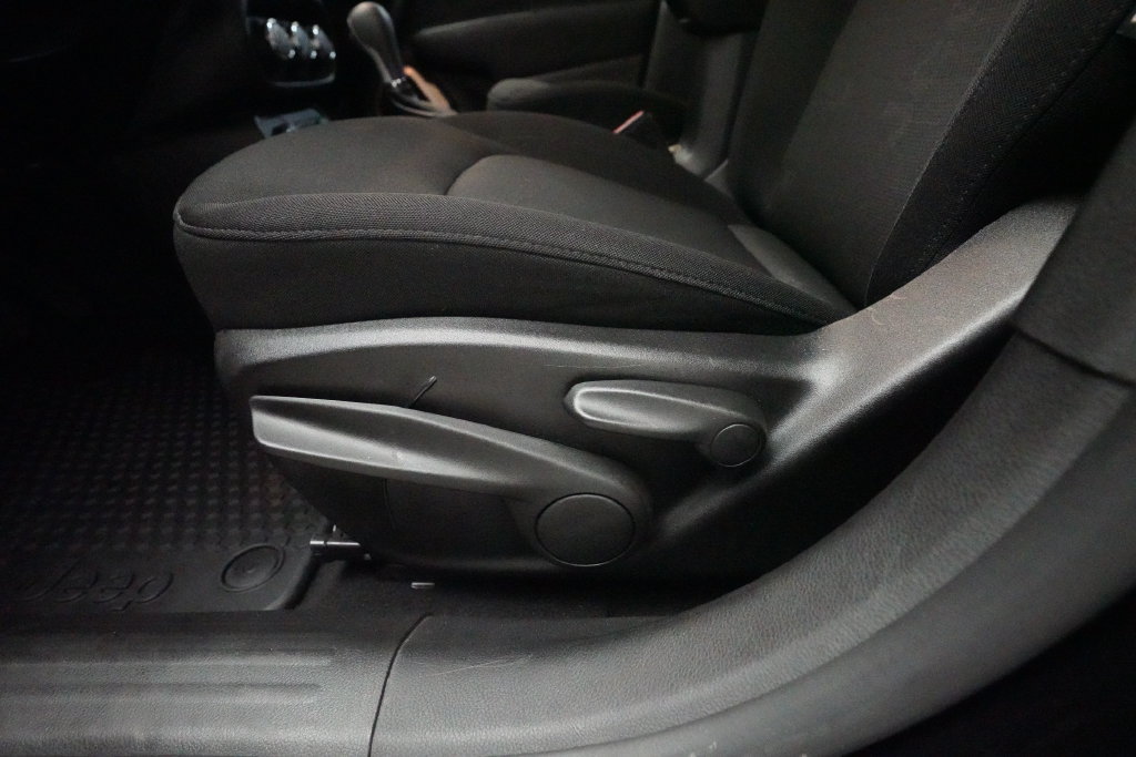 Used 2017 Jeep Renegade Latitude w/ Cold Weather Group AWD/4WD image 28