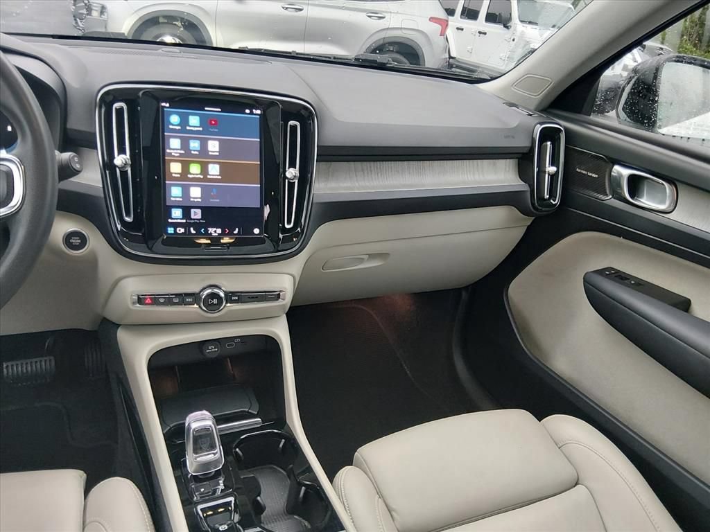 Used 2023 Volvo XC40 B4 Ultimate FWD image 12