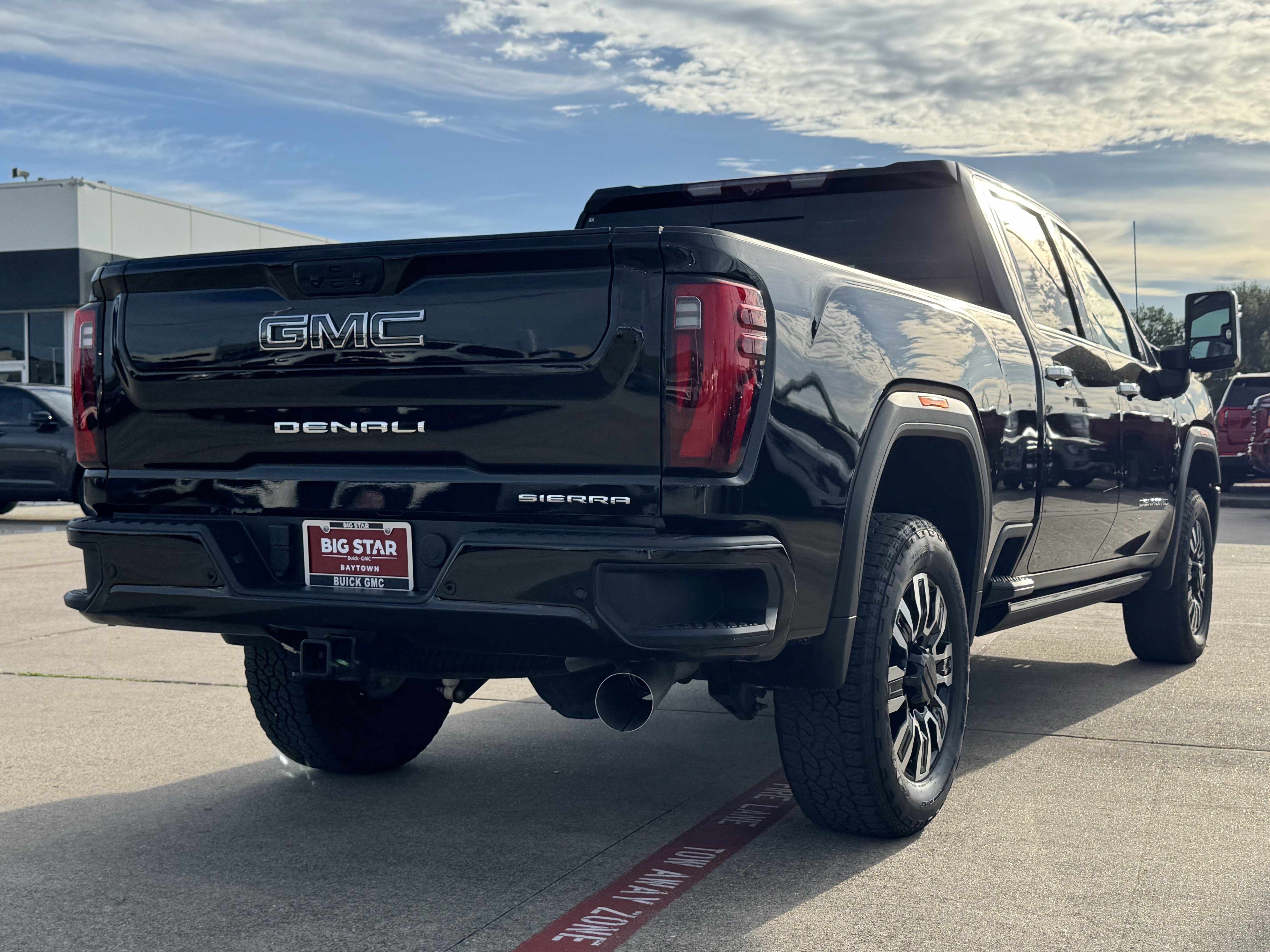 Used 2025 GMC Sierra 2500 Denali Ultimate image 8