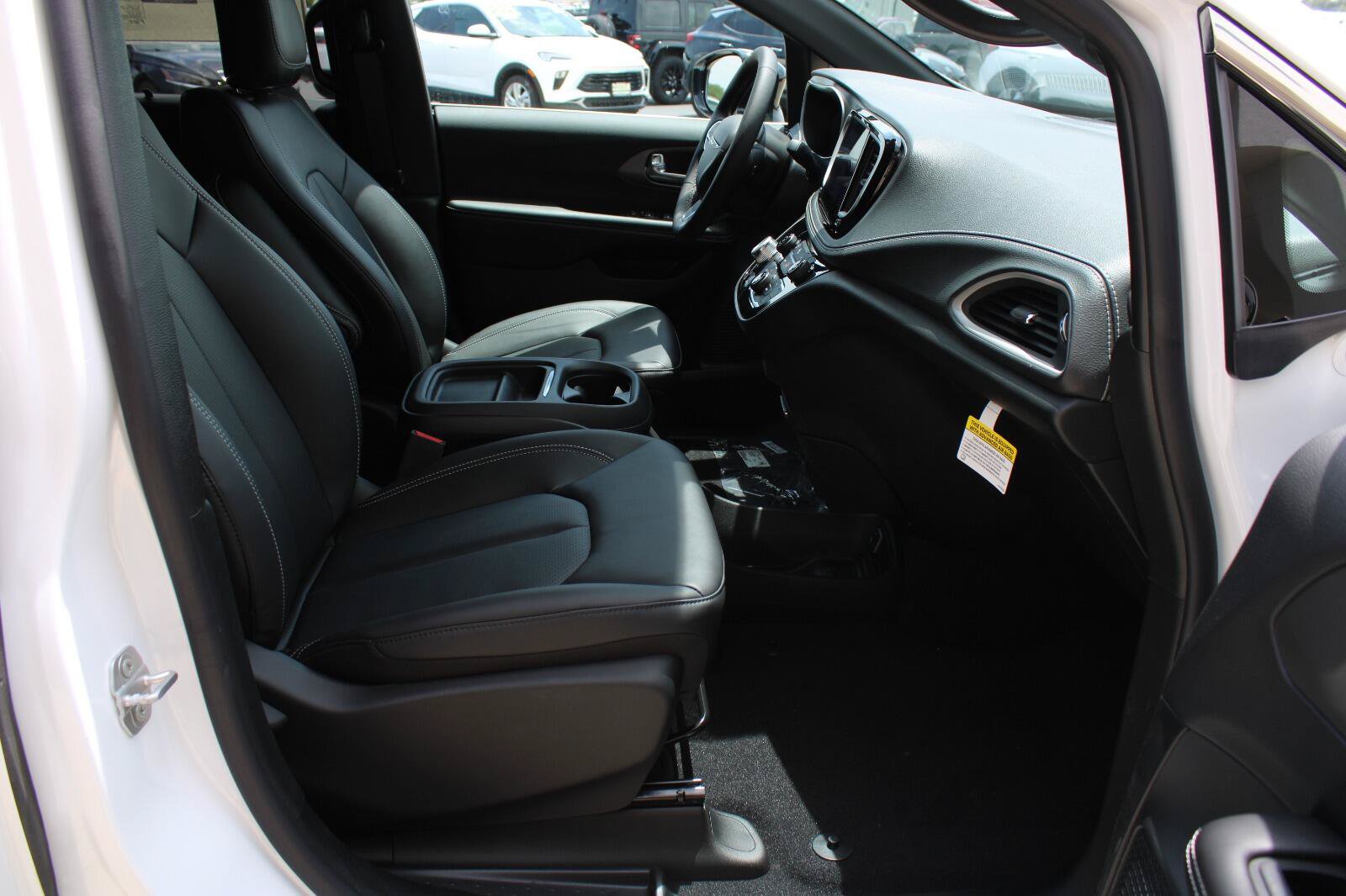 New 2027 Chrysler Pacifica Select FWD image 23