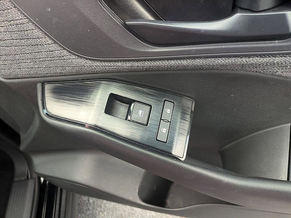 Used 2023 Nissan Rogue S image 36