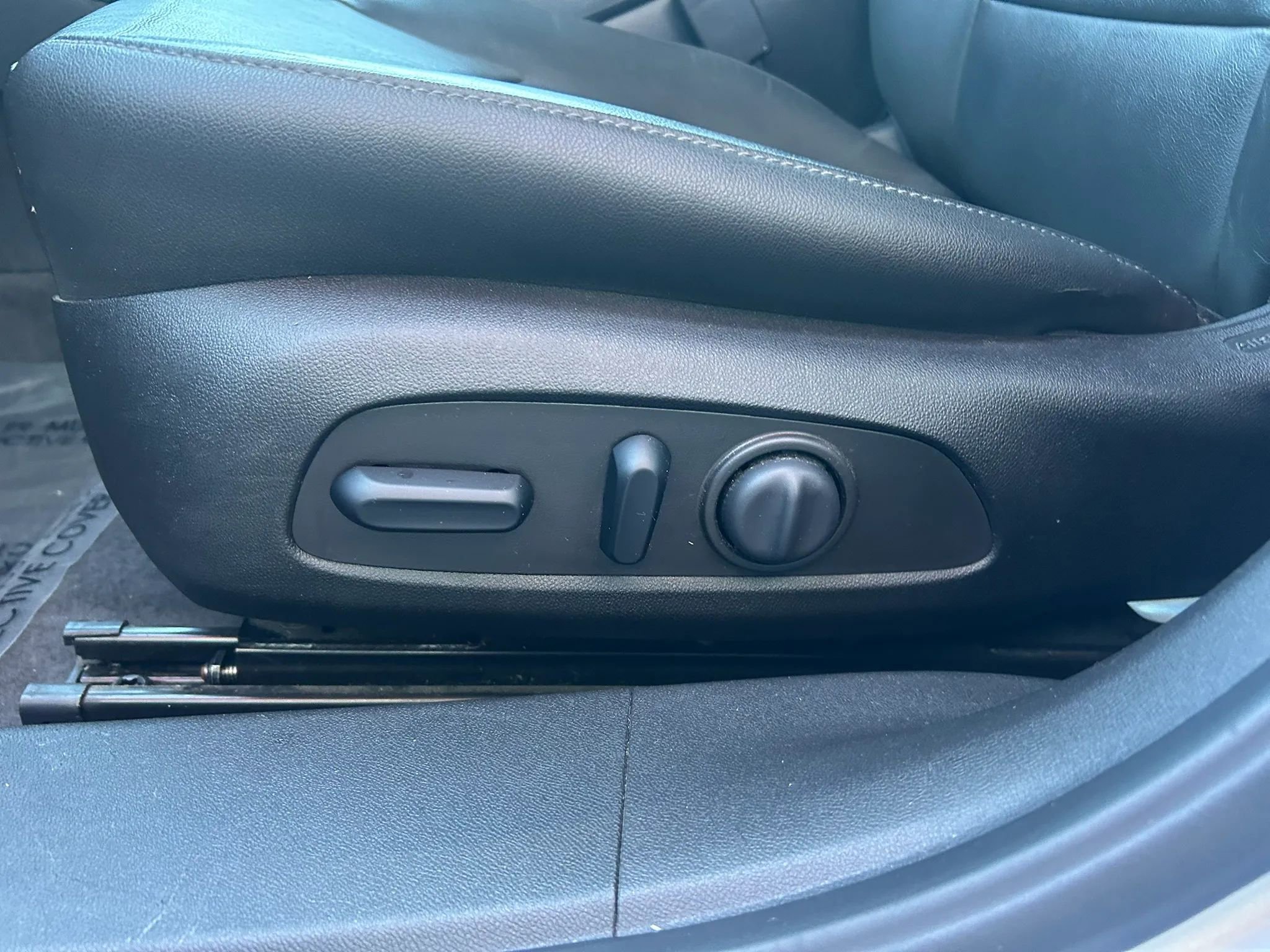 Used 2019 Chevrolet Malibu Hybrid w/ Leather Package FWD image 15