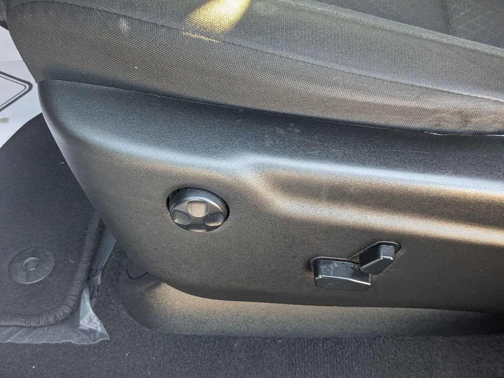 Used 2020 Jeep Grand Cherokee Laredo w/ 18" Wheel & 8.4" Radio Group image 18