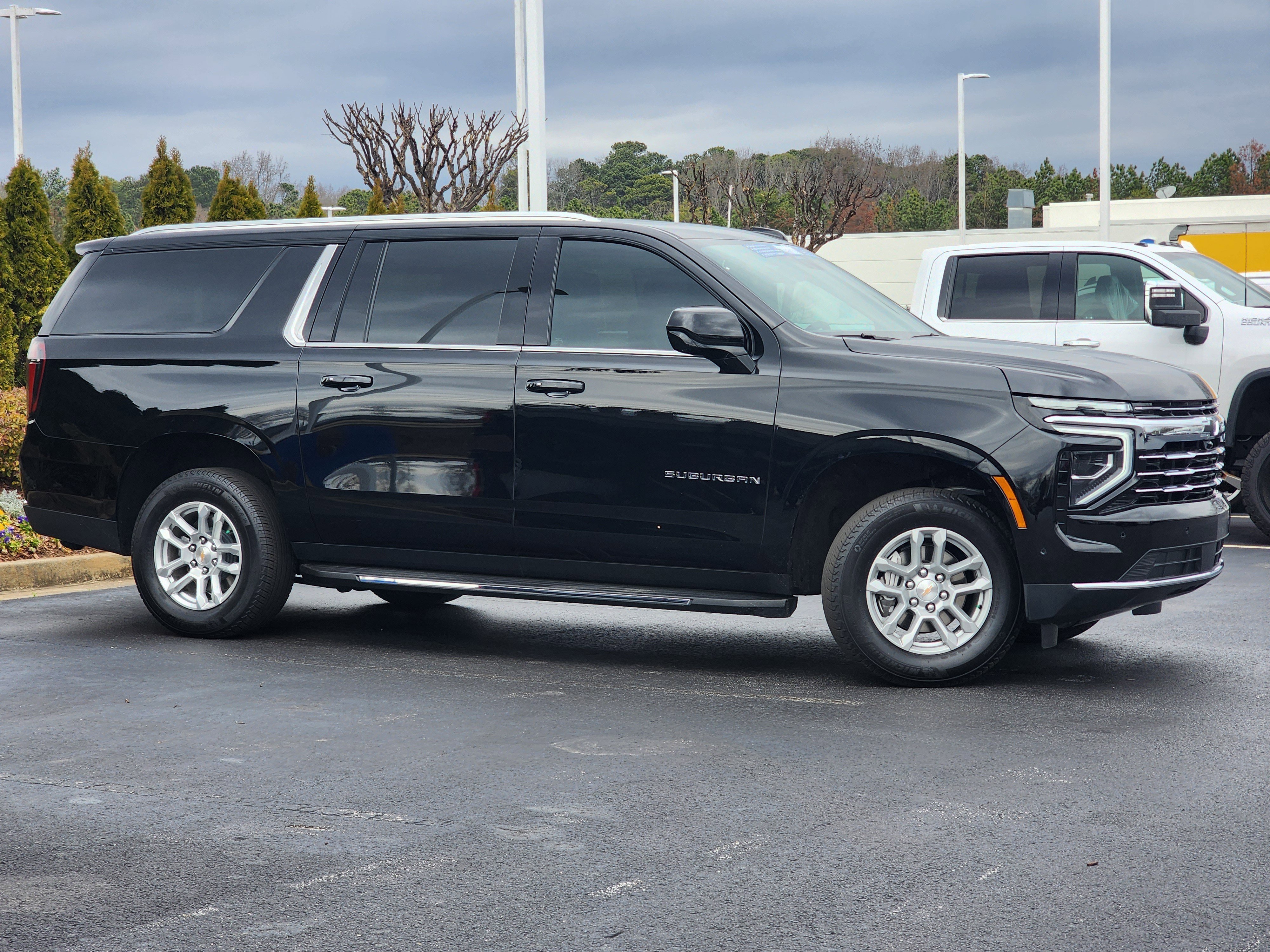 Used 2026 Chevrolet Suburban LT image 3