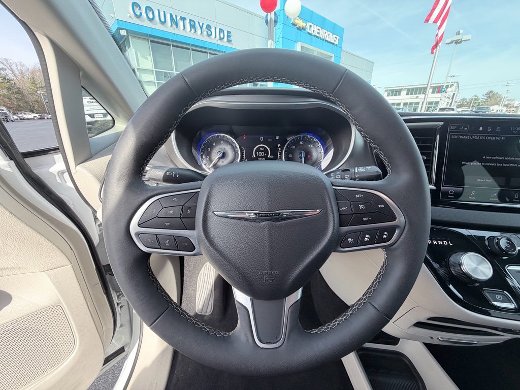 Used 2024 Chrysler Pacifica Touring-L image 12