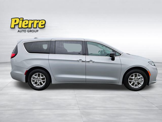 Used 2024 Chrysler Pacifica Touring-L image 3