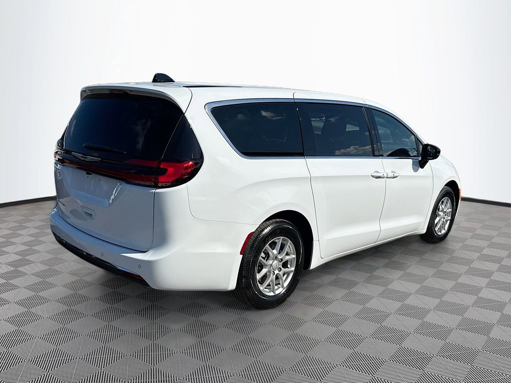 Used 2026 Chrysler Pacifica Select image 6
