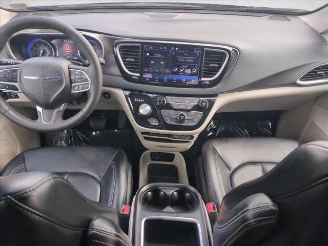 Used 2023 Chrysler Pacifica Touring-L image 16