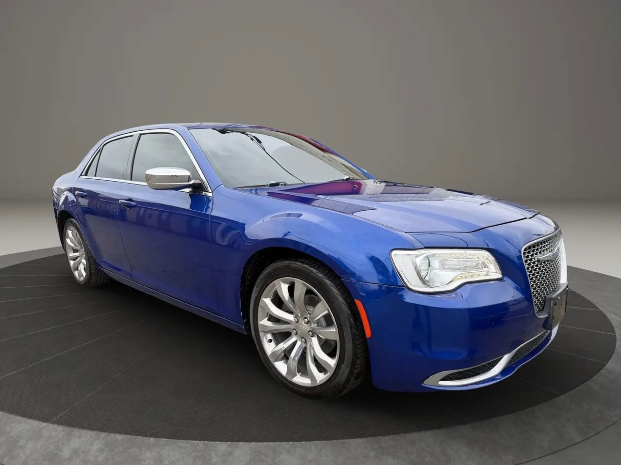 Used 2018 Chrysler 300 Touring w/ Chrome Appearance Package image 3