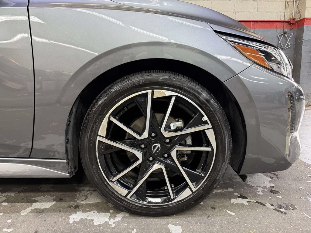 Used 2025 Nissan Sentra SR w/ SR Premium Package FWD image 26