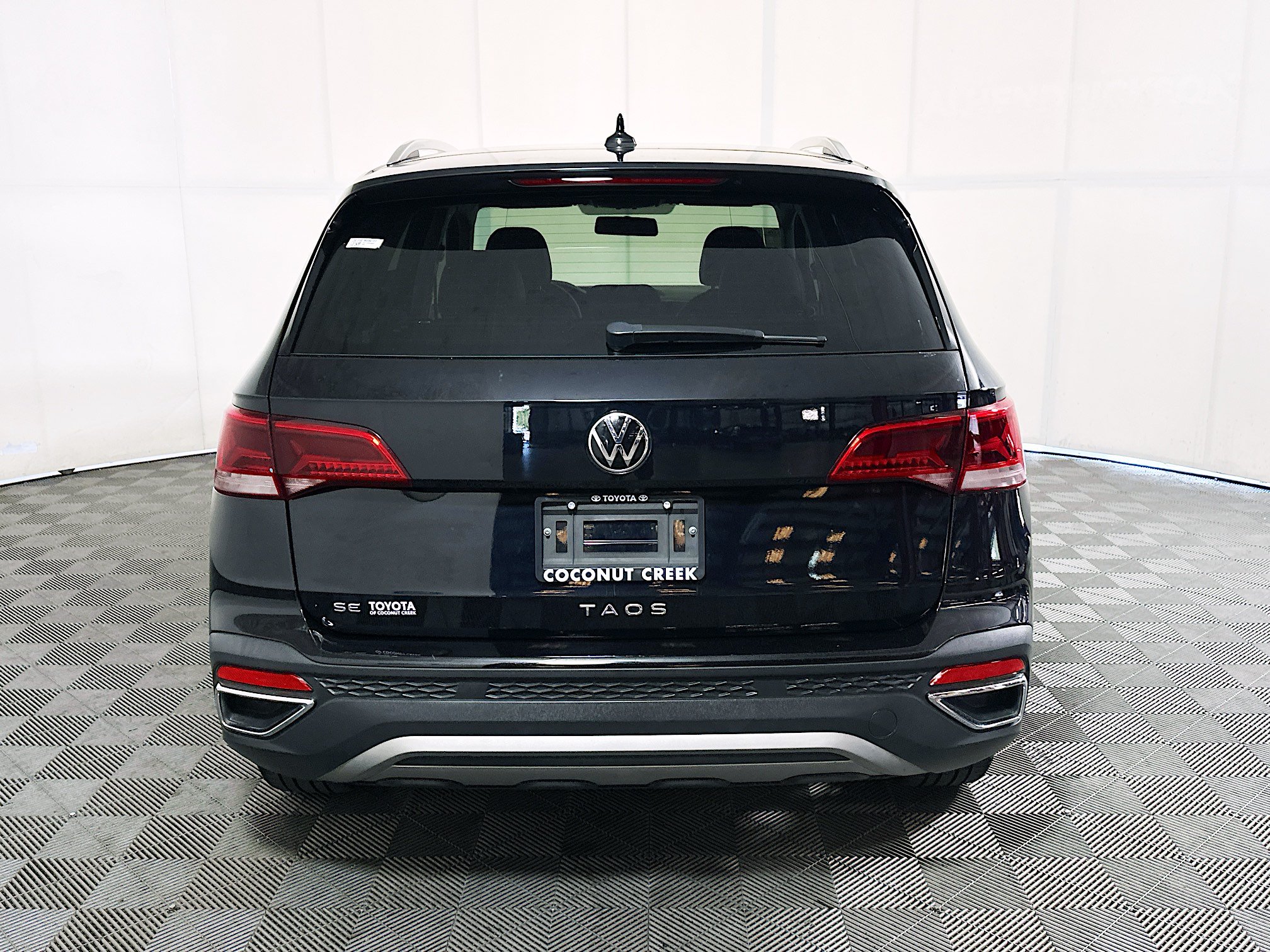 Used 2022 Volkswagen Taos SE FWD image 4