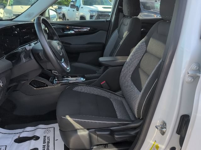 Used 2025 Chevrolet TrailBlazer LT w/ LT Cold Weather Package FWD image 17