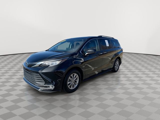 Used 2022 Toyota Sienna XLE w/ XLE Plus Package image 4
