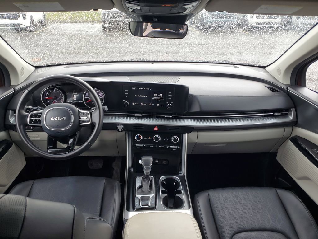 Used 2024 Kia Carnival LX FWD image 24