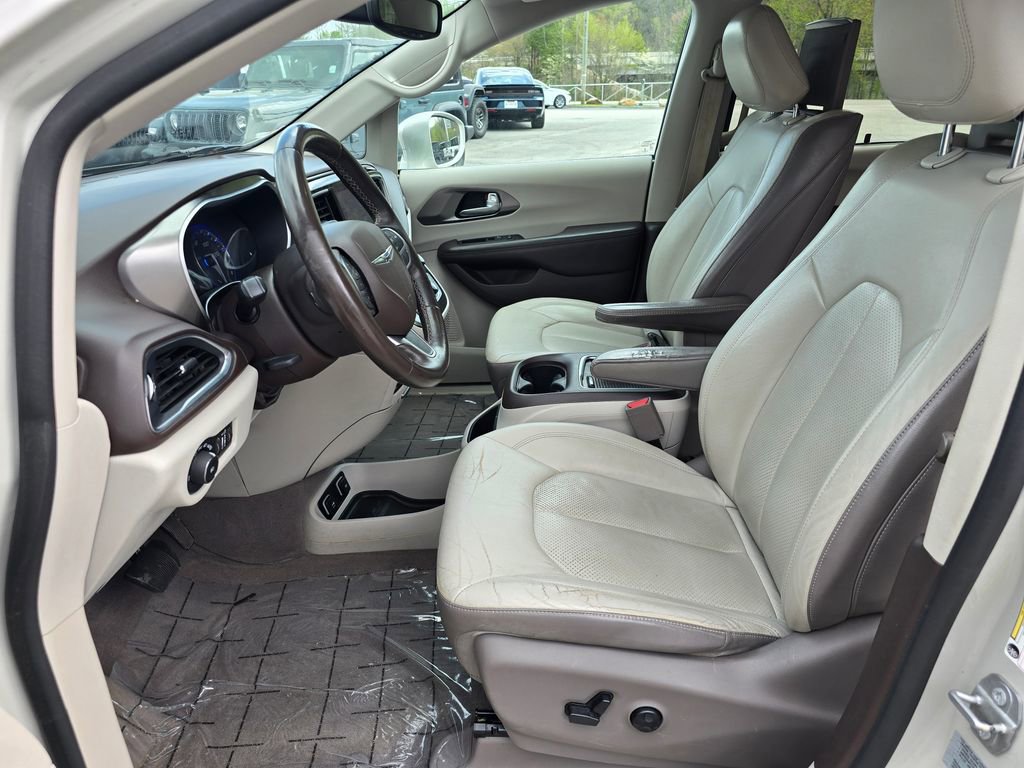 Used 2017 Chrysler Pacifica Touring-L Plus image 4