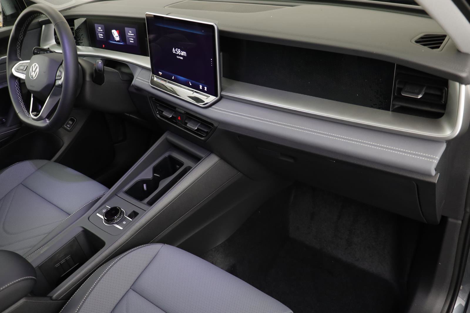 New 2026 Volkswagen Tiguan SE w/ Panoramic Sunroof Package image 19