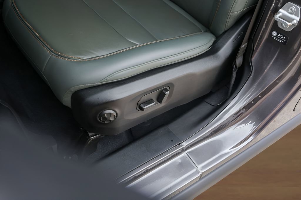 Used 2024 Jeep Gladiator Mojave AWD/4WD image 8