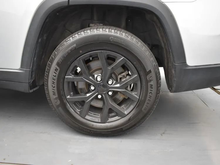 Used 2024 Jeep Grand Cherokee L Laredo image 36