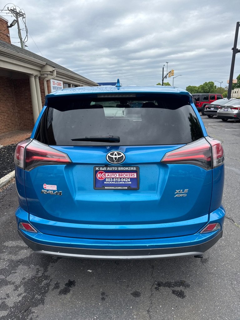 Used 2018 Toyota RAV4 XLE AWD/4WD image 4