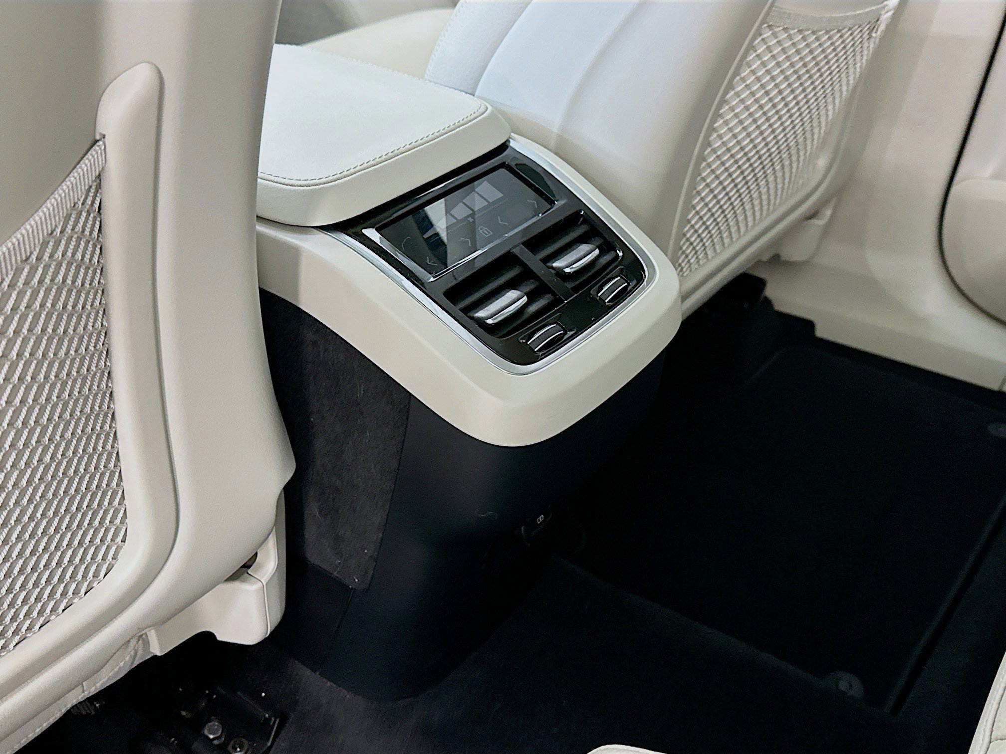 Used 2023 Volvo XC90 B6 Core w/ Protection Package Premier image 29