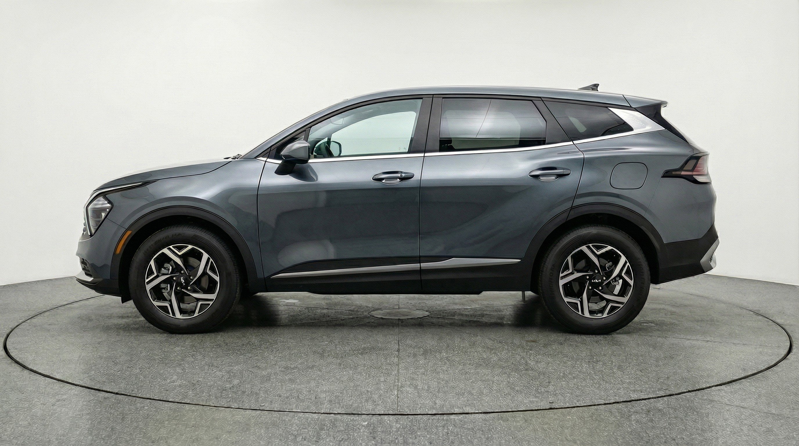 Used 2025 Kia Sportage LX image 5