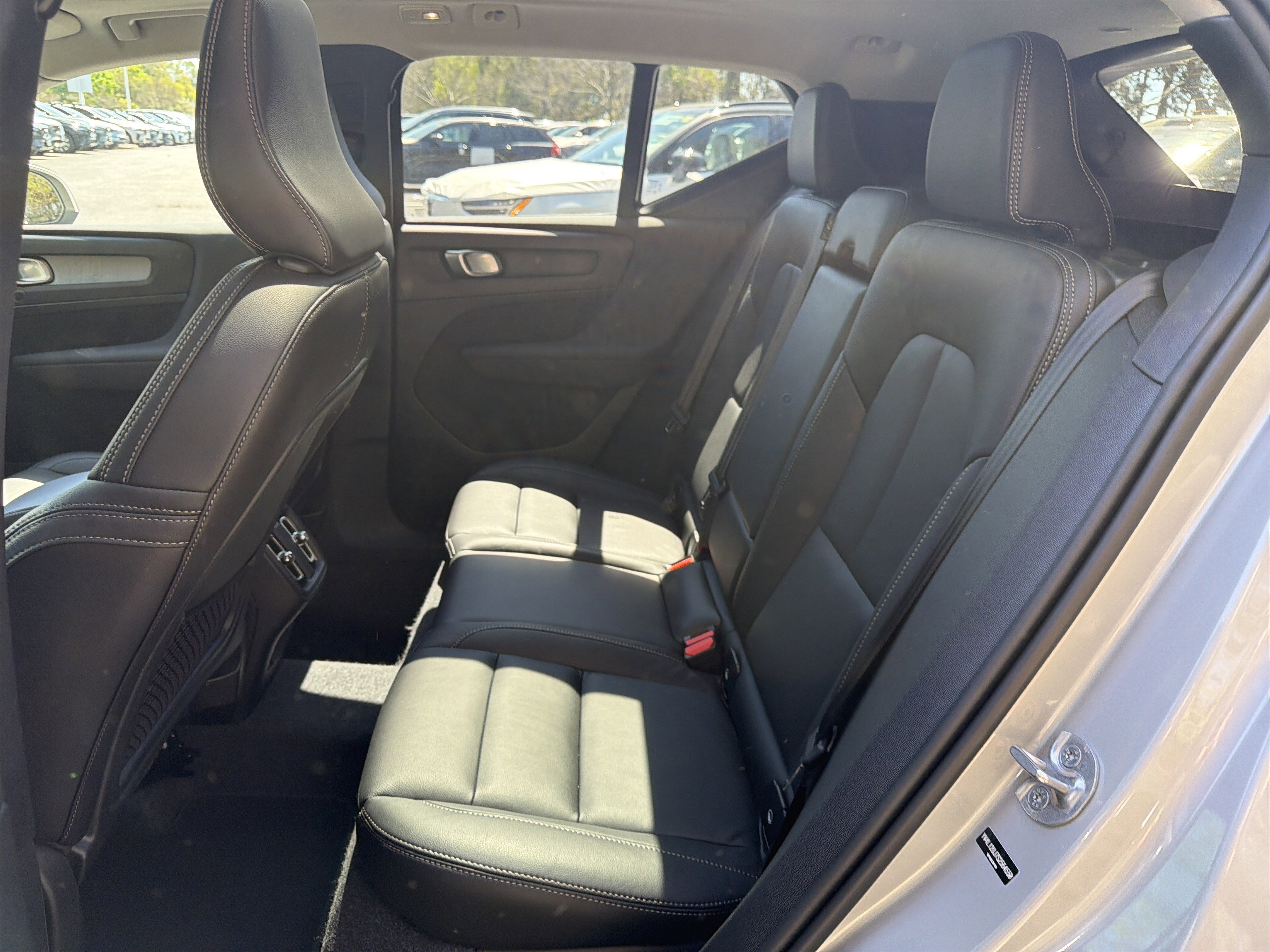 Certified 2025 Volvo XC40 B5 Core image 32