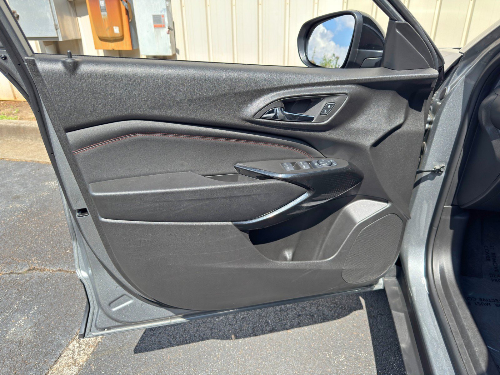 Used 2025 Chevrolet Trax RS FWD image 35