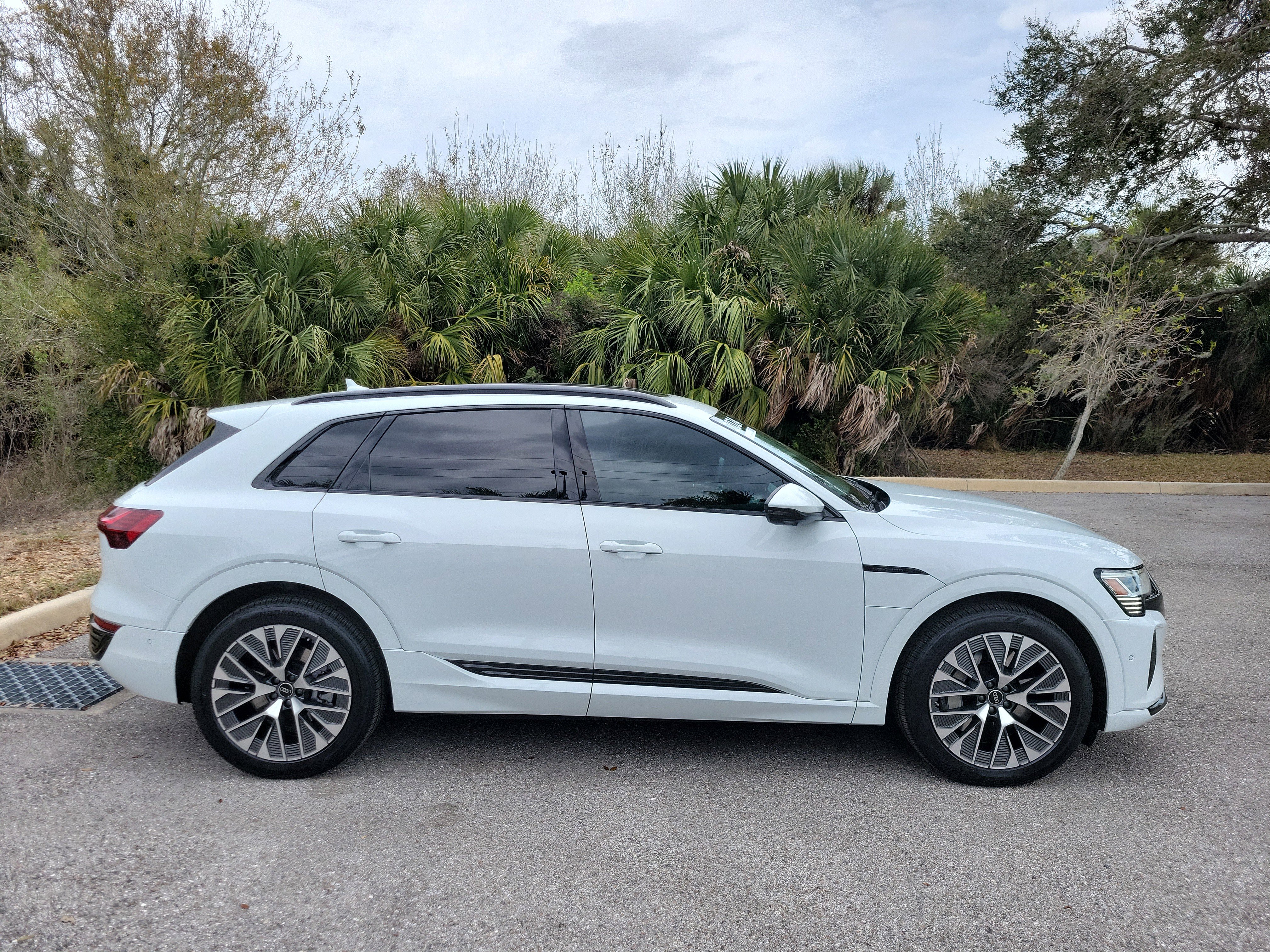 Used 2024 Audi Q8 e-tron Prestige w/ Prestige Package image 3