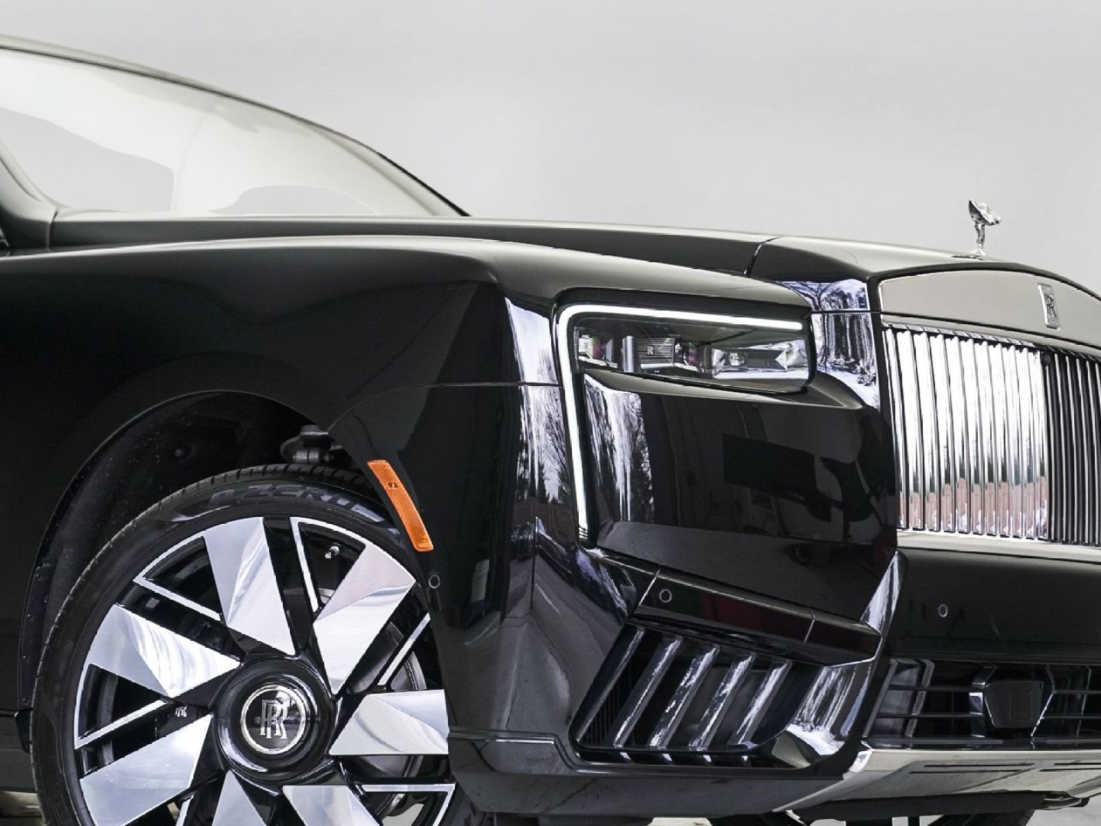 Certified 2025 Rolls-Royce Cullinan AWD/4WD image 2