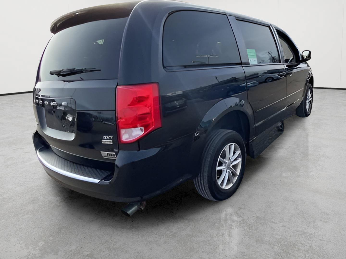 Used 2016 Dodge Grand Caravan SXT FWD image 2