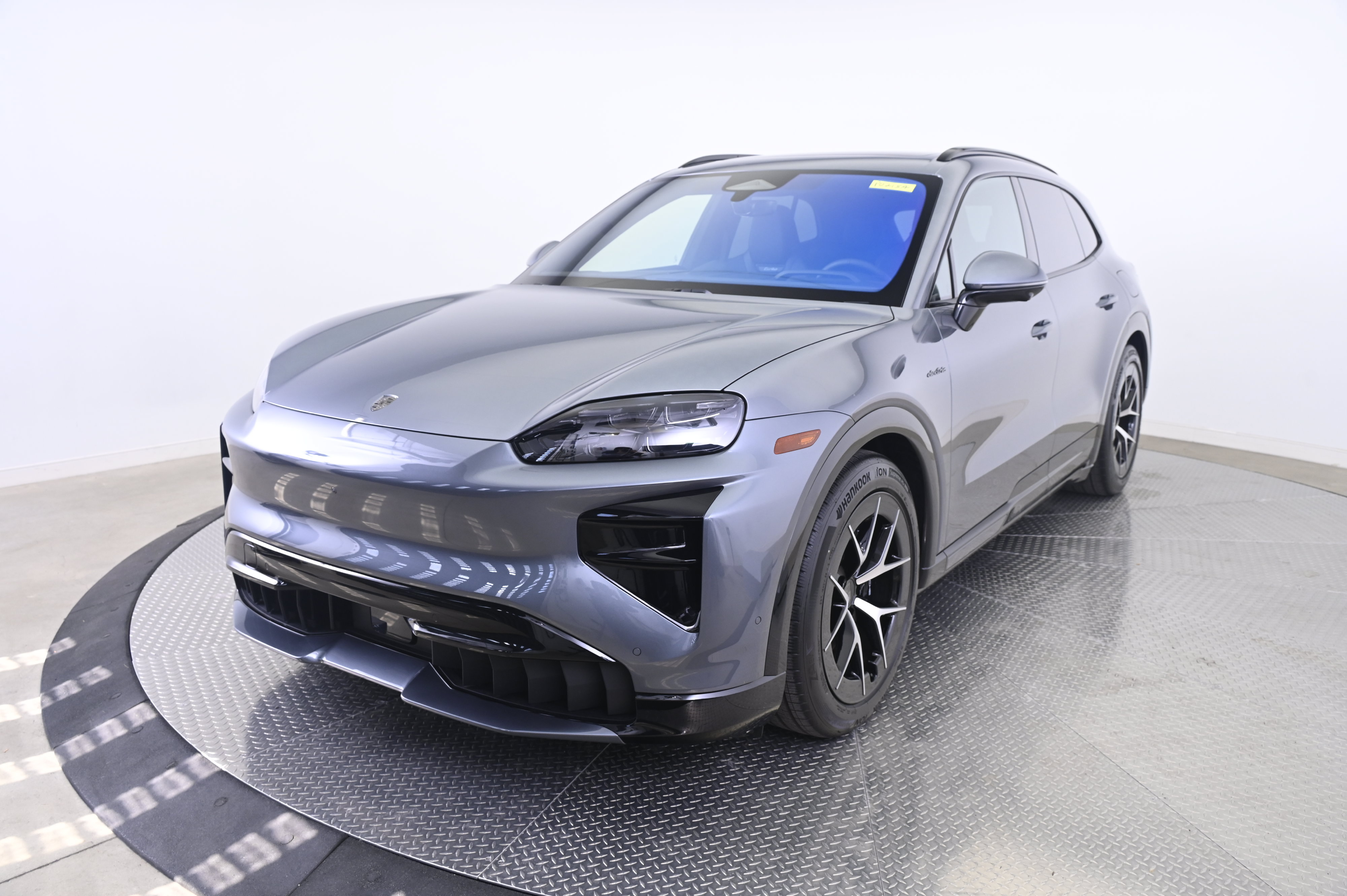 Certified 2026 Porsche Cayenne Turbo AWD/4WD image 1