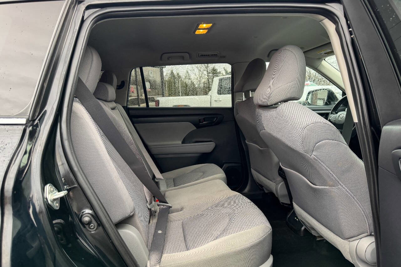 Used 2020 Toyota Highlander LE image 16