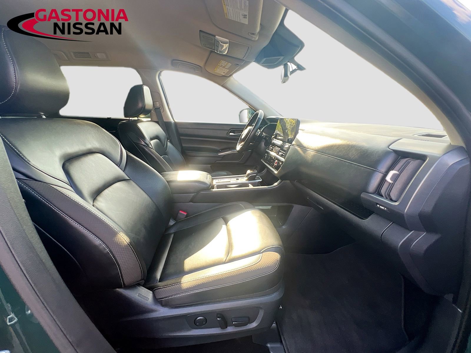 Used 2025 Nissan Pathfinder SL image 39