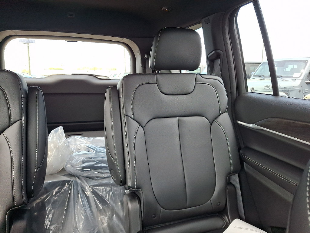 New 2026 Jeep Grand Cherokee L Limited w/ Limited Altitude Package AWD/4WD image 15