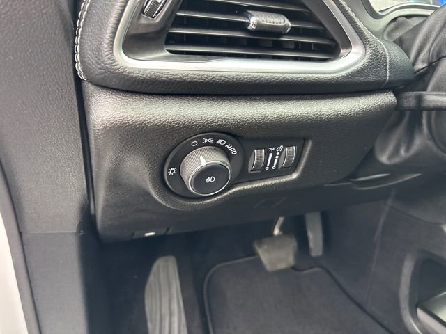 Used 2025 Chrysler Pacifica Limited FWD image 15