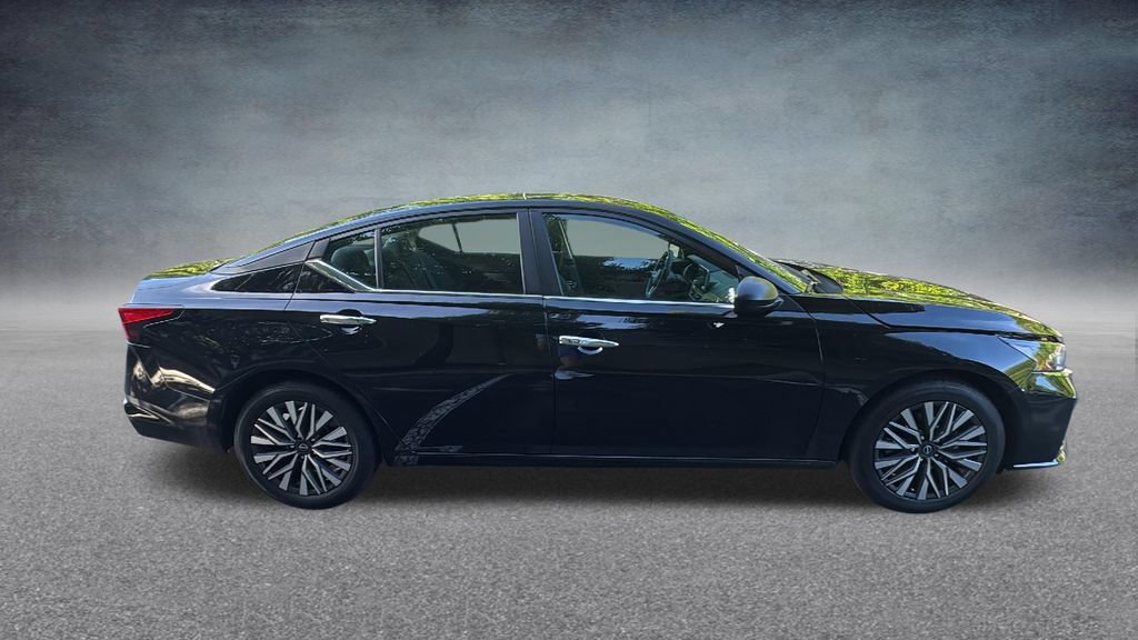 Used 2025 Nissan Altima 2.5 SV FWD image 32