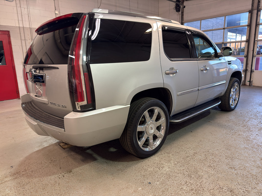 Used 2010 Cadillac Escalade Luxury AWD/4WD image 6