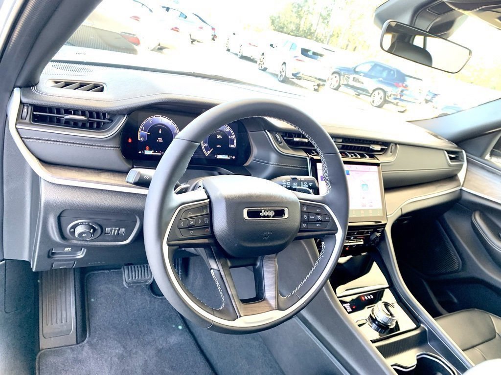 Used 2025 Jeep Grand Cherokee Limited image 16