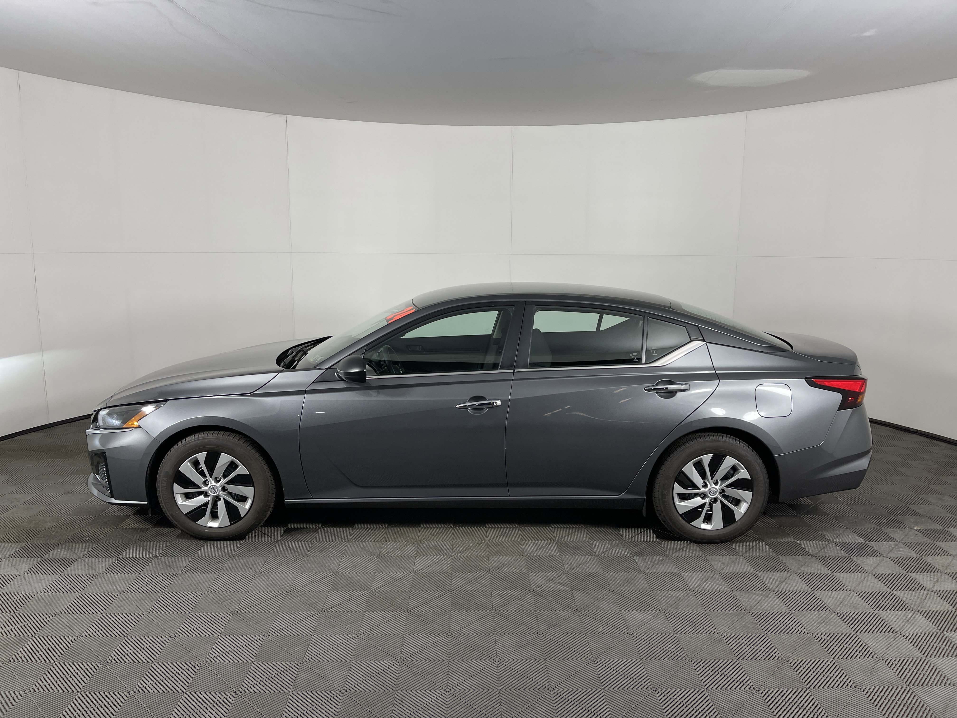 Used 2024 Nissan Altima 2.5 S image 3