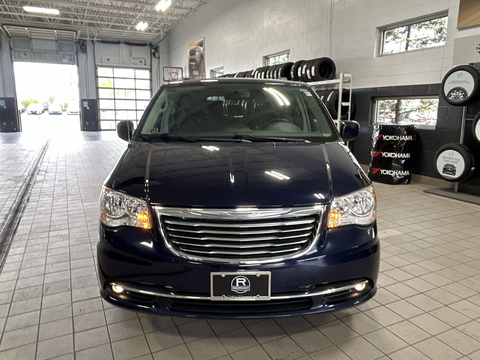 Used 2016 Chrysler Town & Country Touring w/ Driver Convenience Group FWD image 30